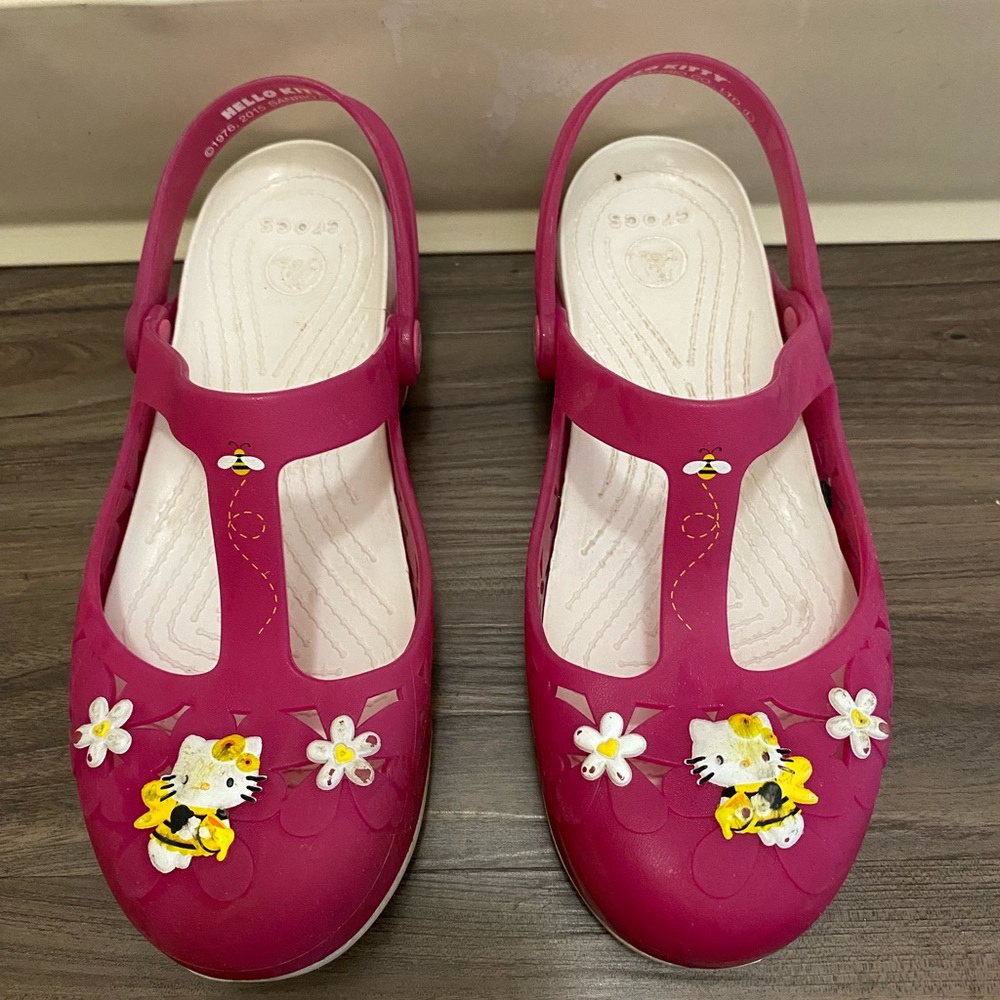 Crocs Carlie Women Size 7 Hello Kitty 2015 Red-Pink T-Strap Sandals Flower Clogs